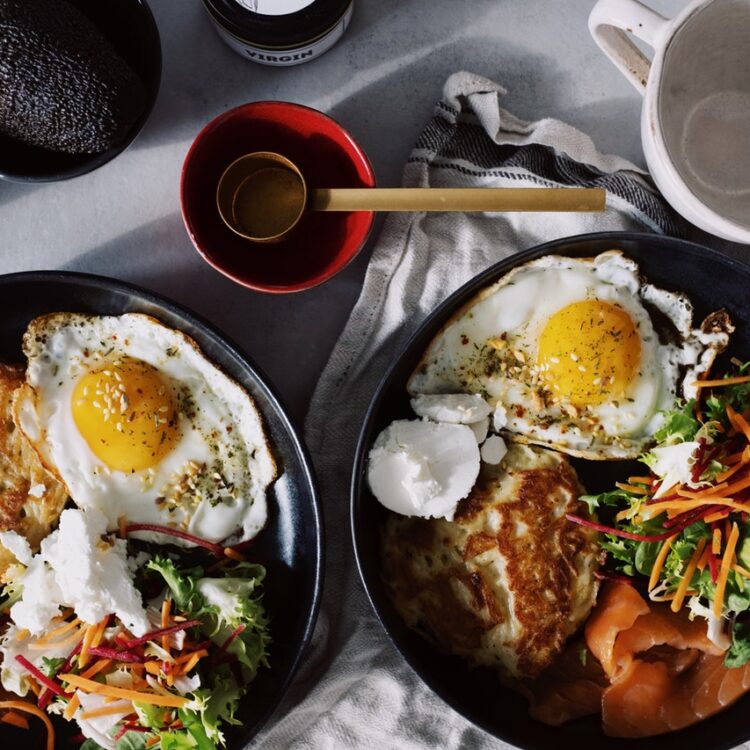 Cooked food on black ceramic plates 3850838