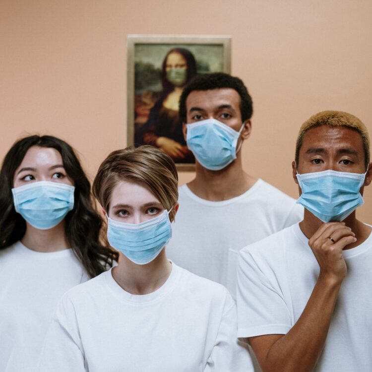 Group of people wearing face mask 3957992